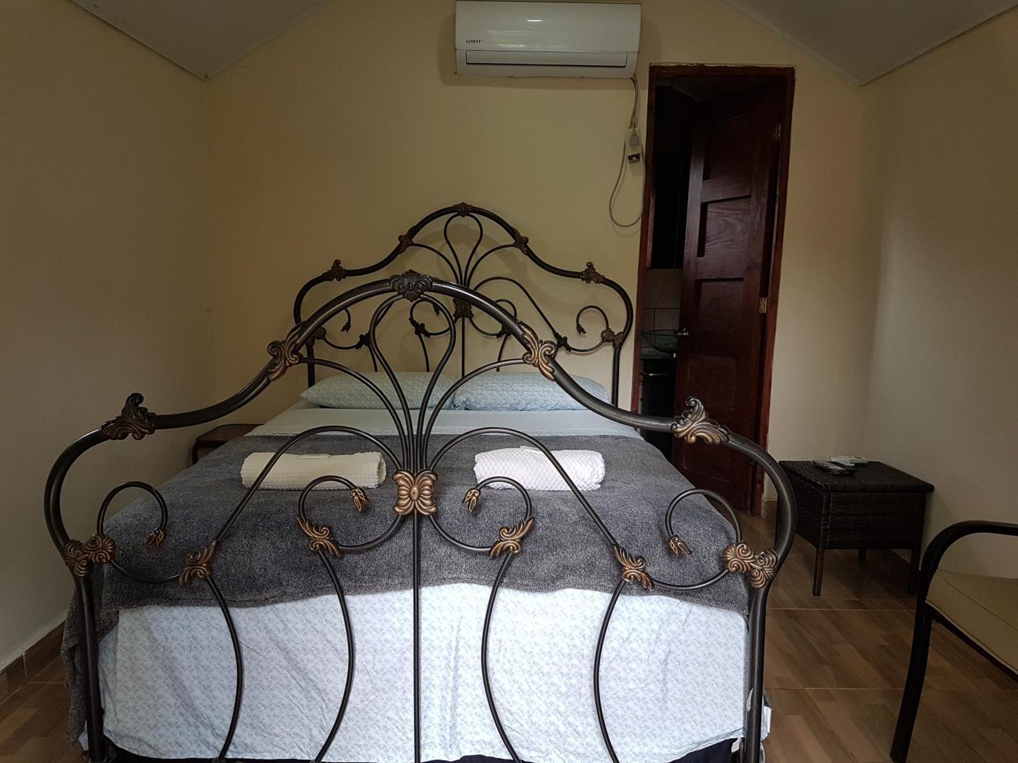Hostal Pinos De Torio